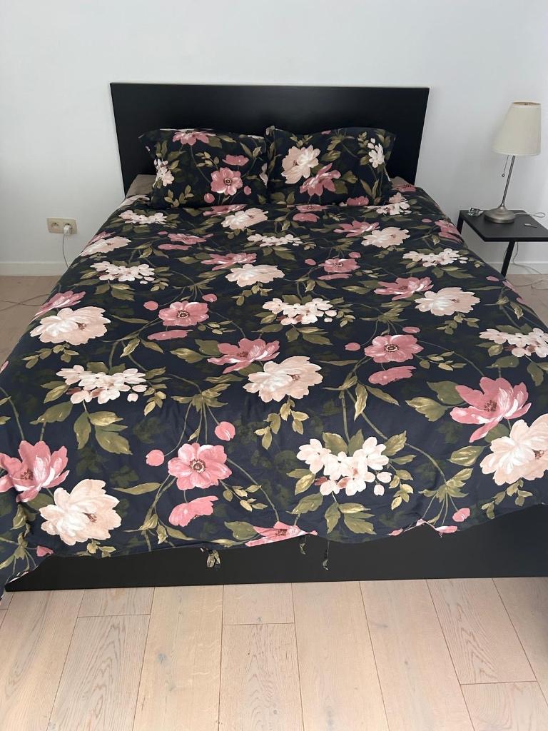 Bed met matras, Huis en Inrichting, Slaapkamer | Bedden, Ophalen, Zwart, 140 cm, Zo goed als nieuw