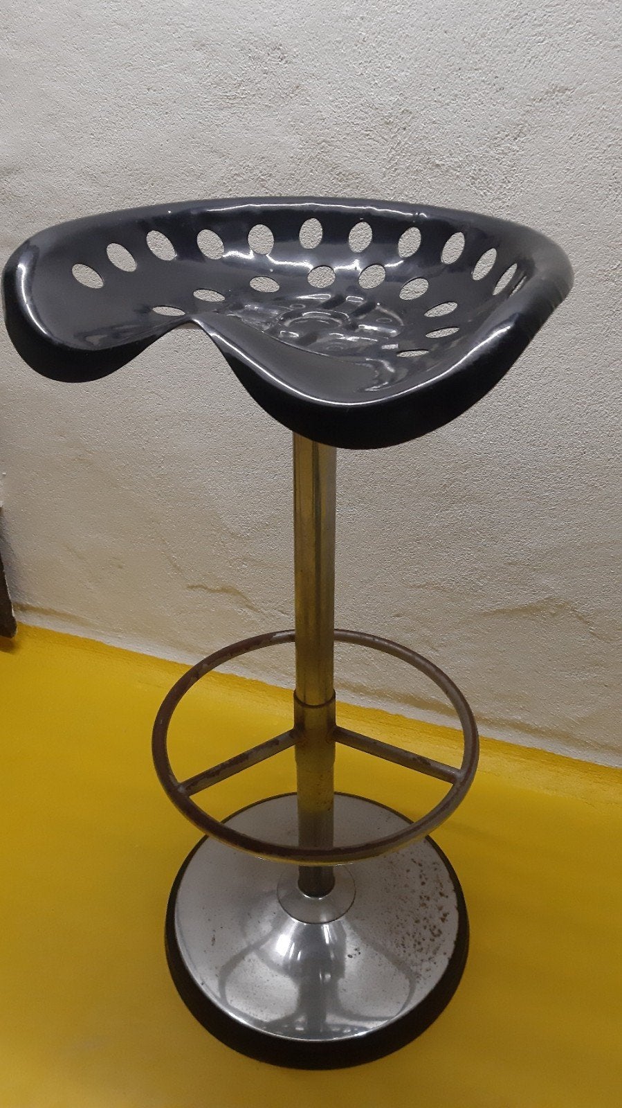 Originele vintage barkruk met tractorzitting, Huis en Inrichting, Barkrukken, Ophalen, Met voetsteun, 60 tot 90 cm, 1 kruk