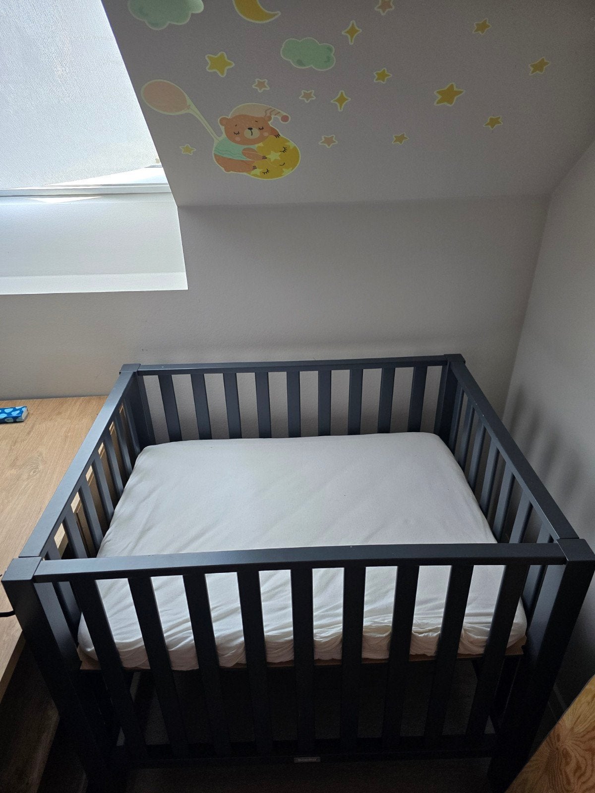 Bopita Babybed / Box - Antraciet / Donkergrijs + matras, Ophalen, Zo goed als nieuw, Rechthoekig, In hoogte verstelbaar