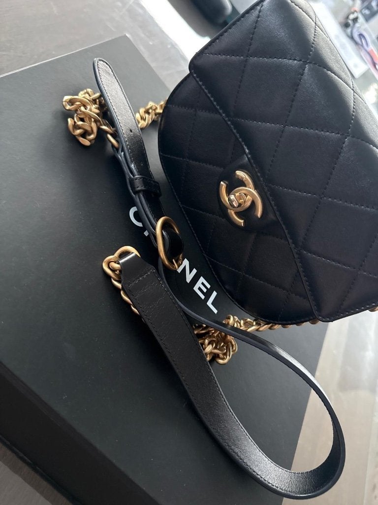 CHANEL QUILTED MOON MESSENGER BLACK, Handtassen en Accessoires, Zwart, Zo goed als nieuw, Leder, Ophalen