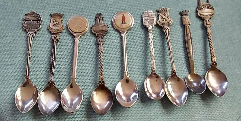 8 cuillères collection, Enlèvement ou Envoi