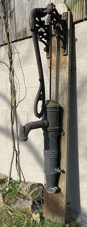 Belle pompe ancienne en fonte, sur bois, Enlèvement, Utilisé