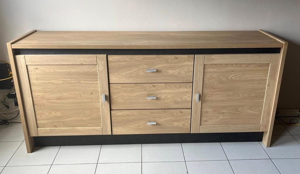 Stijlvolle Scandinavisch‑moderne eetplaats, Ophalen, Zo goed als nieuw, Scandinavisch lichte houttint, strakke lijnen, zwarte accenten