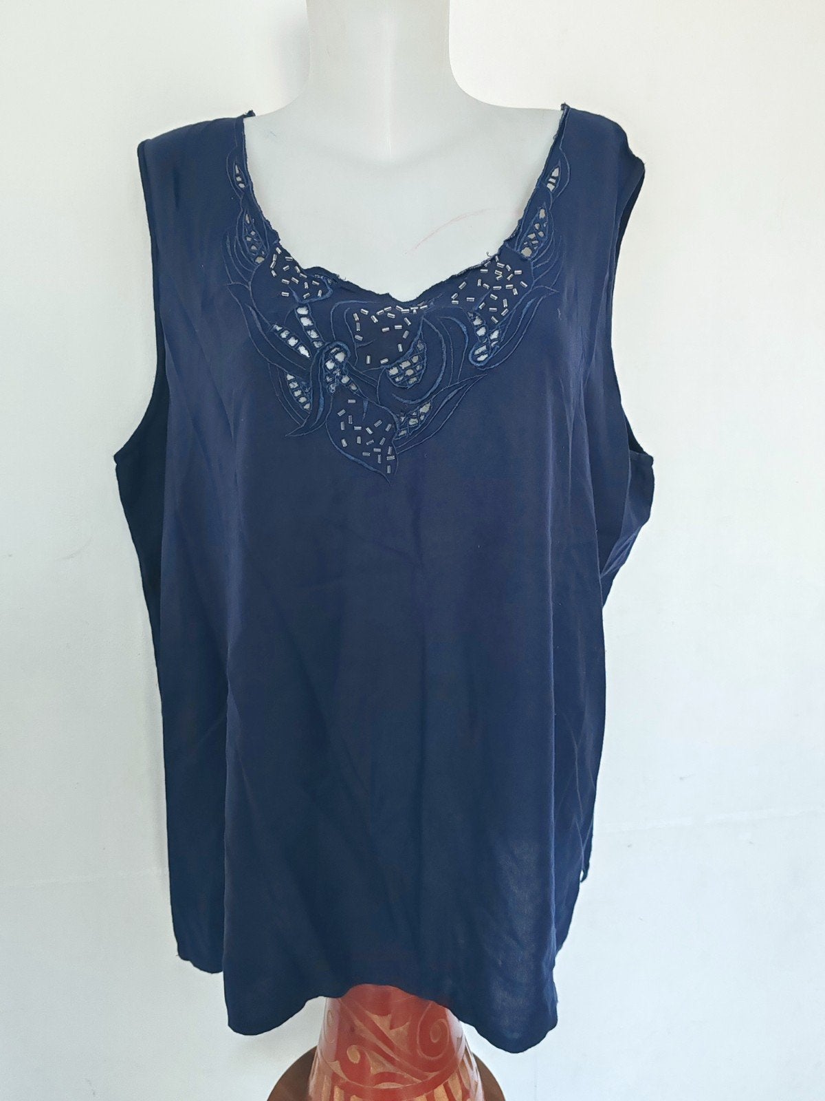 Marineblauwe soepelvallende top met borduursel en parels MAA, Kleding | Dames, Topjes, Ophalen of Verzenden, Blauw