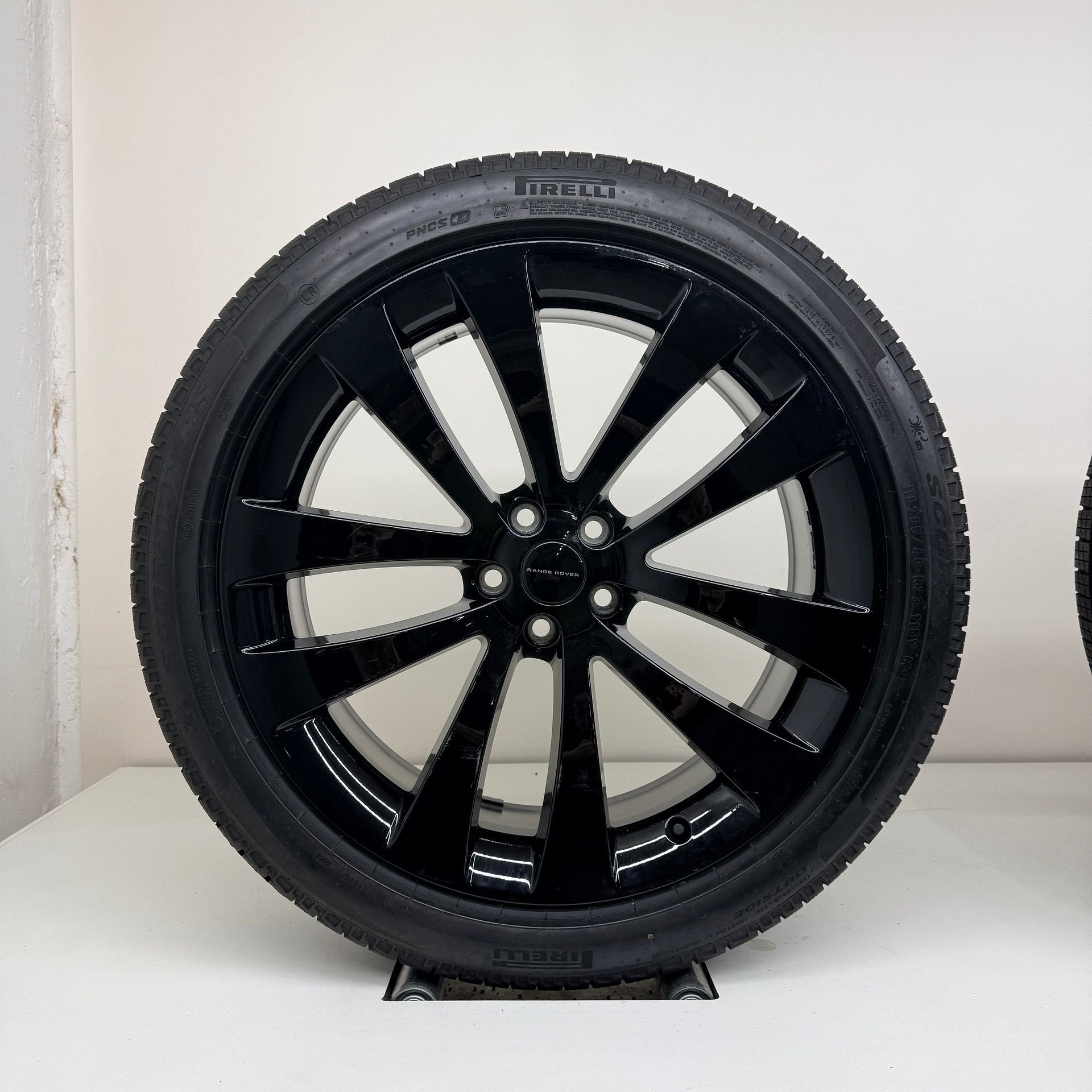 Land Rover Range Rover (sport) - 23 inch - zomerbanden, Autos : Pièces & Accessoires, Pneus et Jantes, Enlèvement ou Envoi, 285 mm