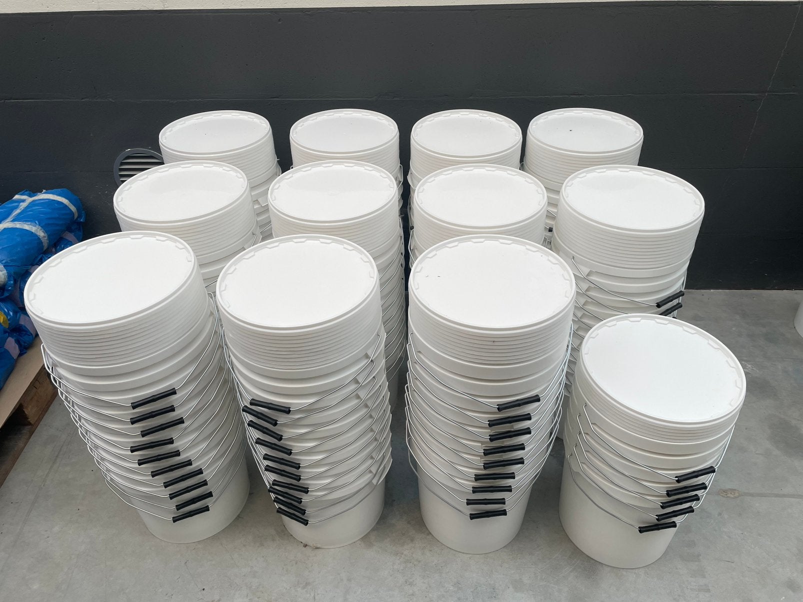Emmers met deksel 20L of 25L (2,00 euro/stuk), Ophalen, Zo goed als nieuw