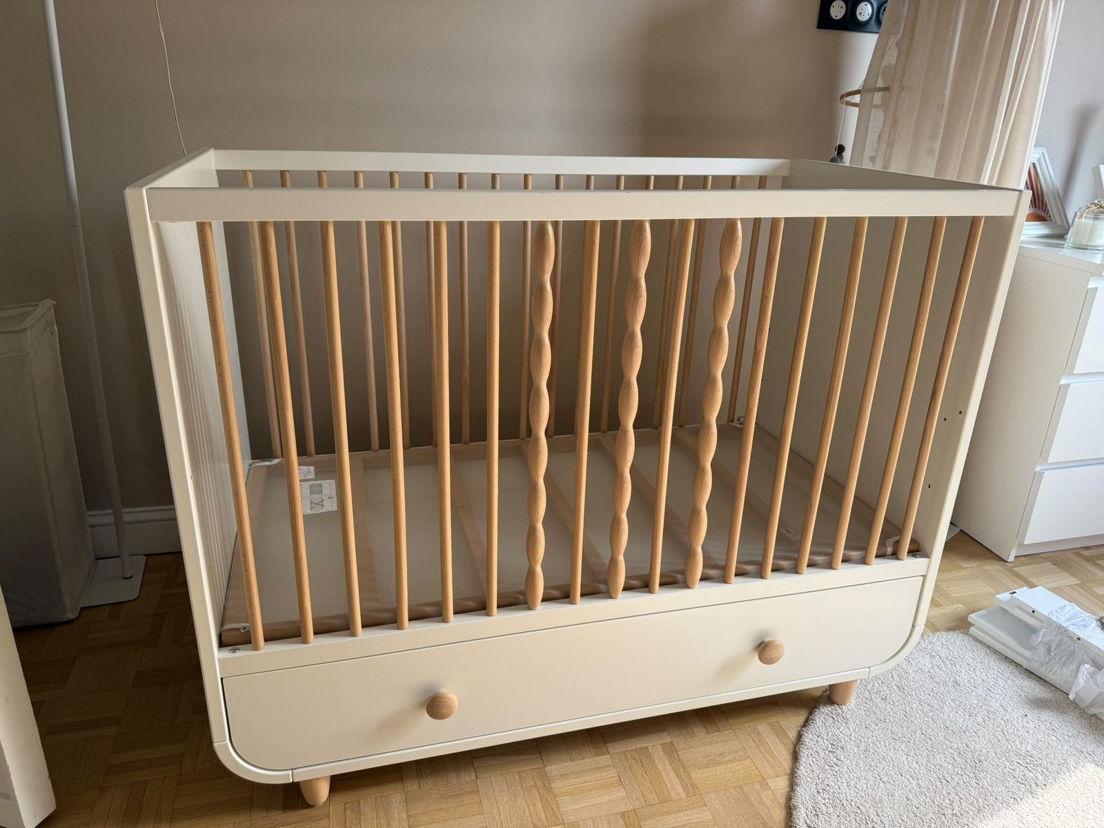 MYLLRA Lit bébé avec tiroir + sommier, blanc, 60x120 cm, Enfants & Bébés, Enlèvement, Utilisé, Rectangulaire, Réglable en hauteur