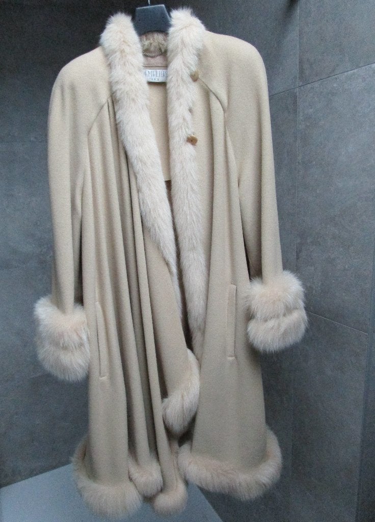 cape met nep bont, Ophalen of Verzenden, Nieuw, Maat 38/40 (M), Beige