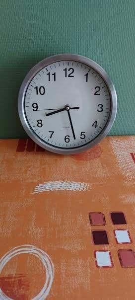 Horloge murale en métal argenté., Enlèvement, Horloge murale