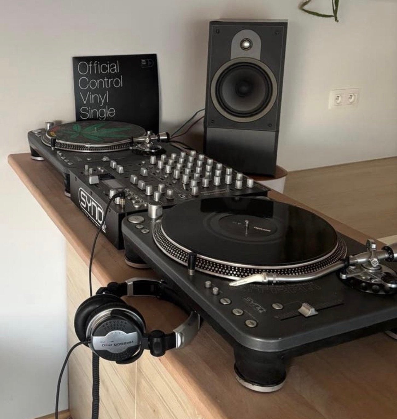Paire de platine Synq xtrem 1 + Table + Serato + Vinyle time, Enlèvement ou Envoi, Comme neuf, Platine