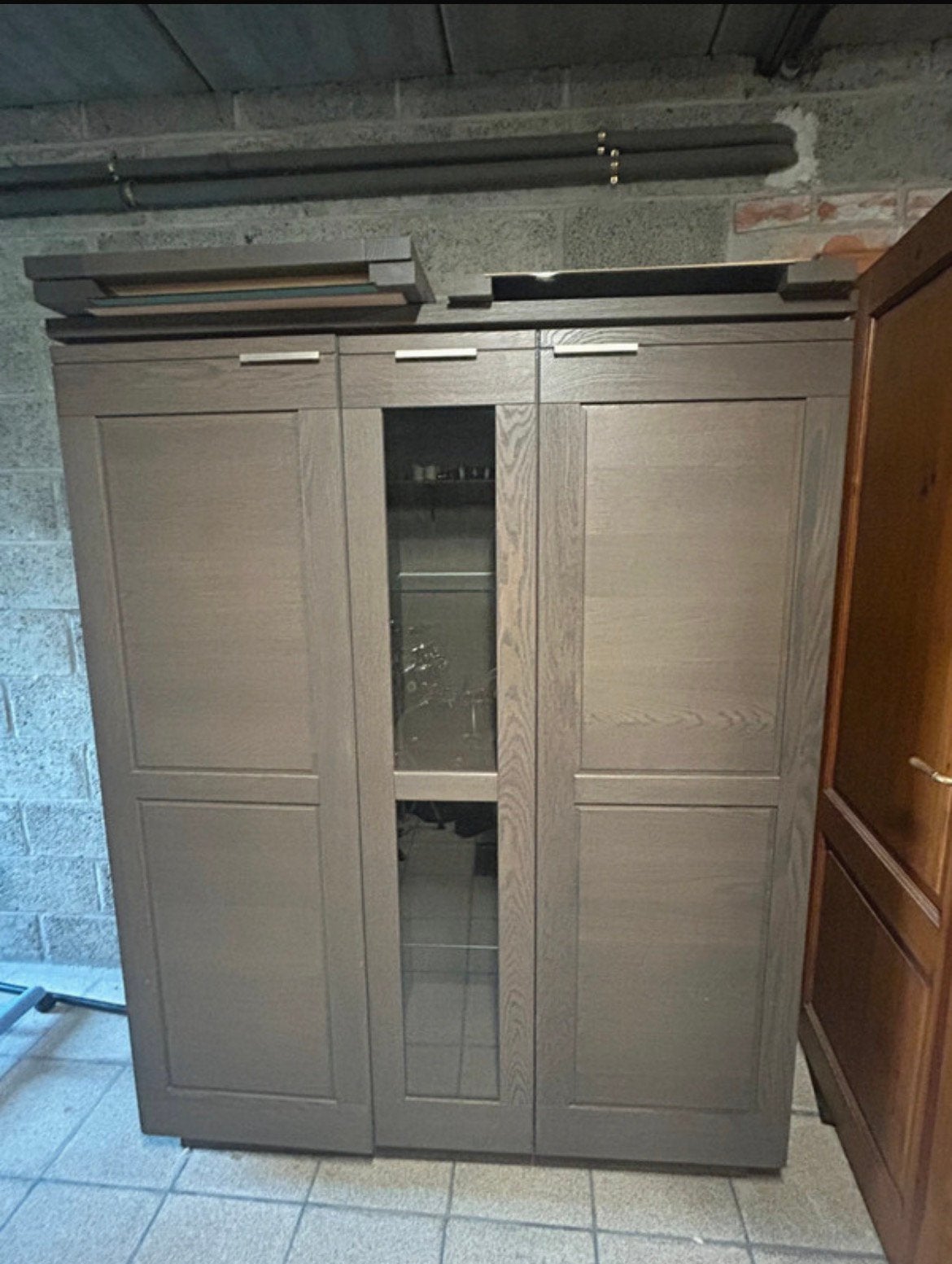 Grande vitrine à 3 portes — aspect bois gris-brun, Maison & Meubles, Armoires | Penderies & Garde-robes, Neuf, 150 à 200 cm, 100 à 150 cm