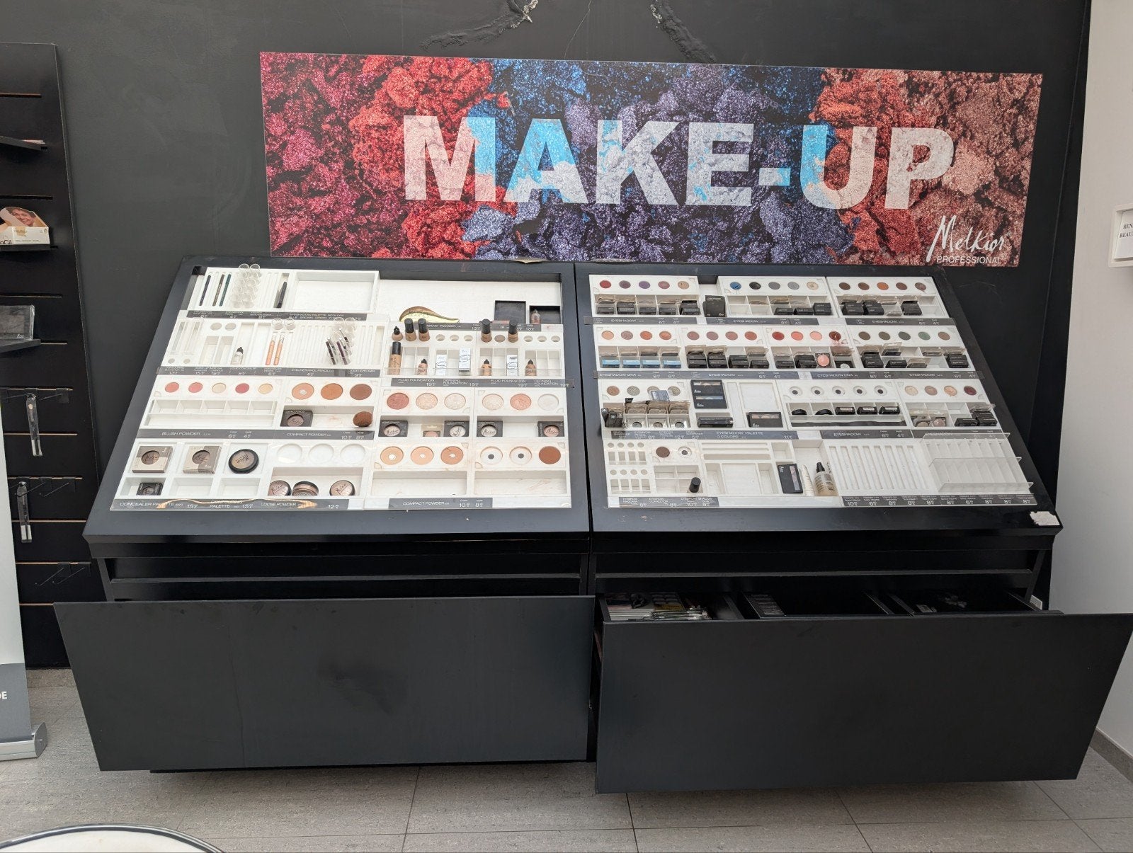 présentoir à maquillage de la marque Melkior, Enlèvement