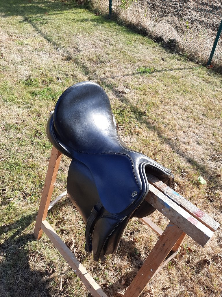 Ainsley Dressuurzadel 17,5” Medium boom, Dieren en Toebehoren, Paarden en Pony's | Zadels, Zo goed als nieuw, Dressuur, Overige merken