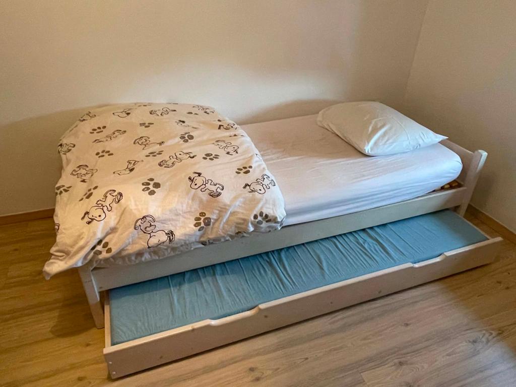 Mooi 1 persoons bed met matras en logeerbed met matras, Ophalen, Zo goed als nieuw