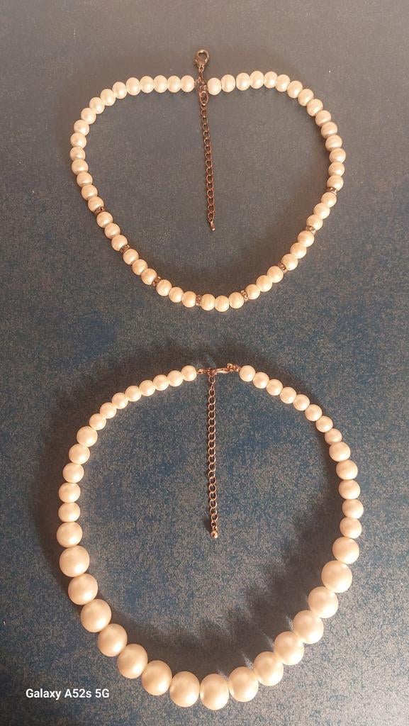 Twee parels halskettingen., Handtassen en Accessoires, Kettingen, Kunststof, Verstelbaar, Beige, Ophalen of Verzenden
