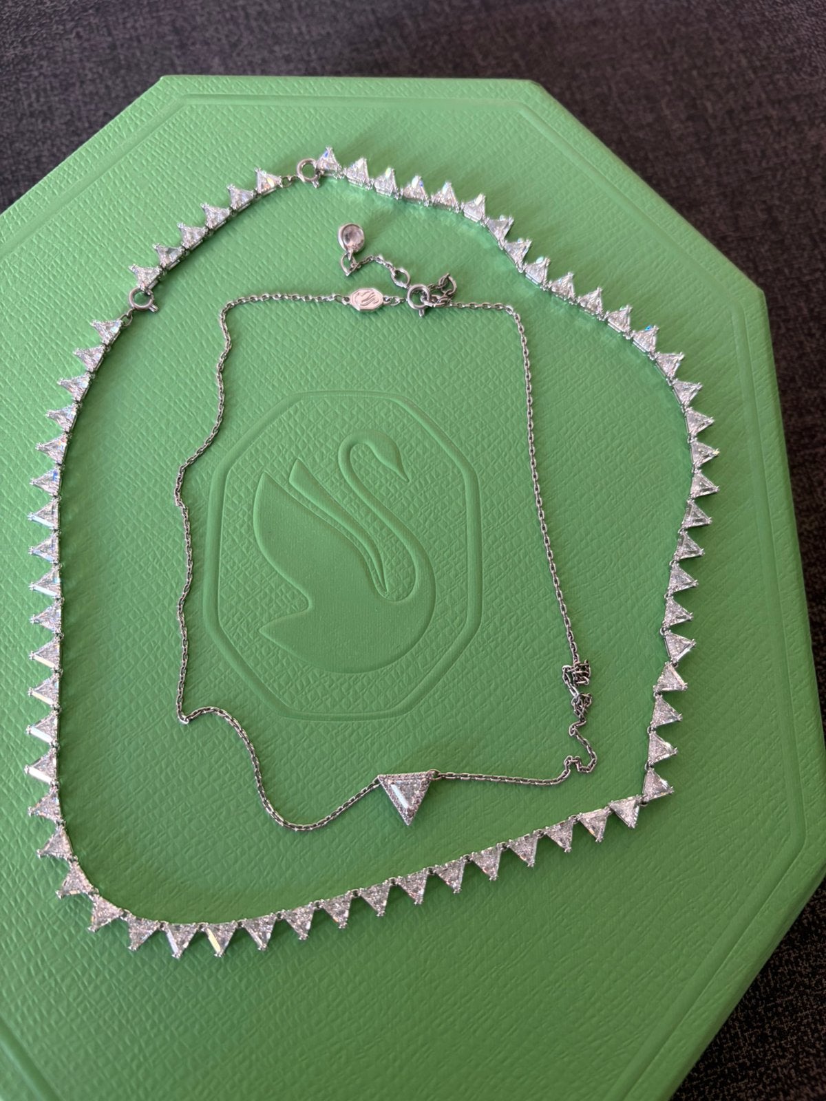 Chaine Swarovski, Enlèvement, Comme neuf