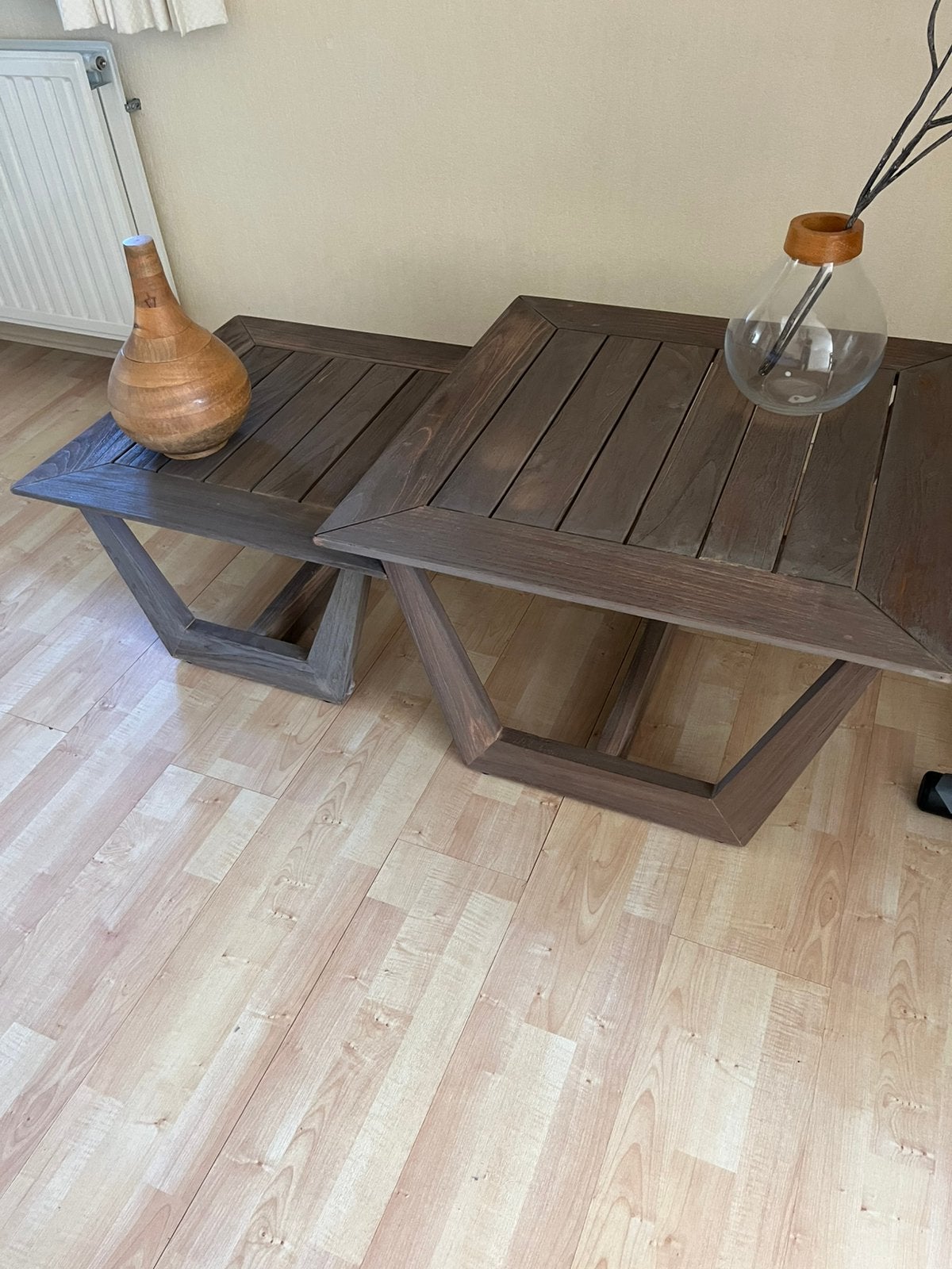 2 bijzettafeltjes teak, Ophalen, Zo goed als nieuw