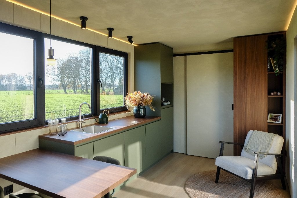 Tiny House 8x3m prête à emménager, équipée + remorque, Jusqu'à 2