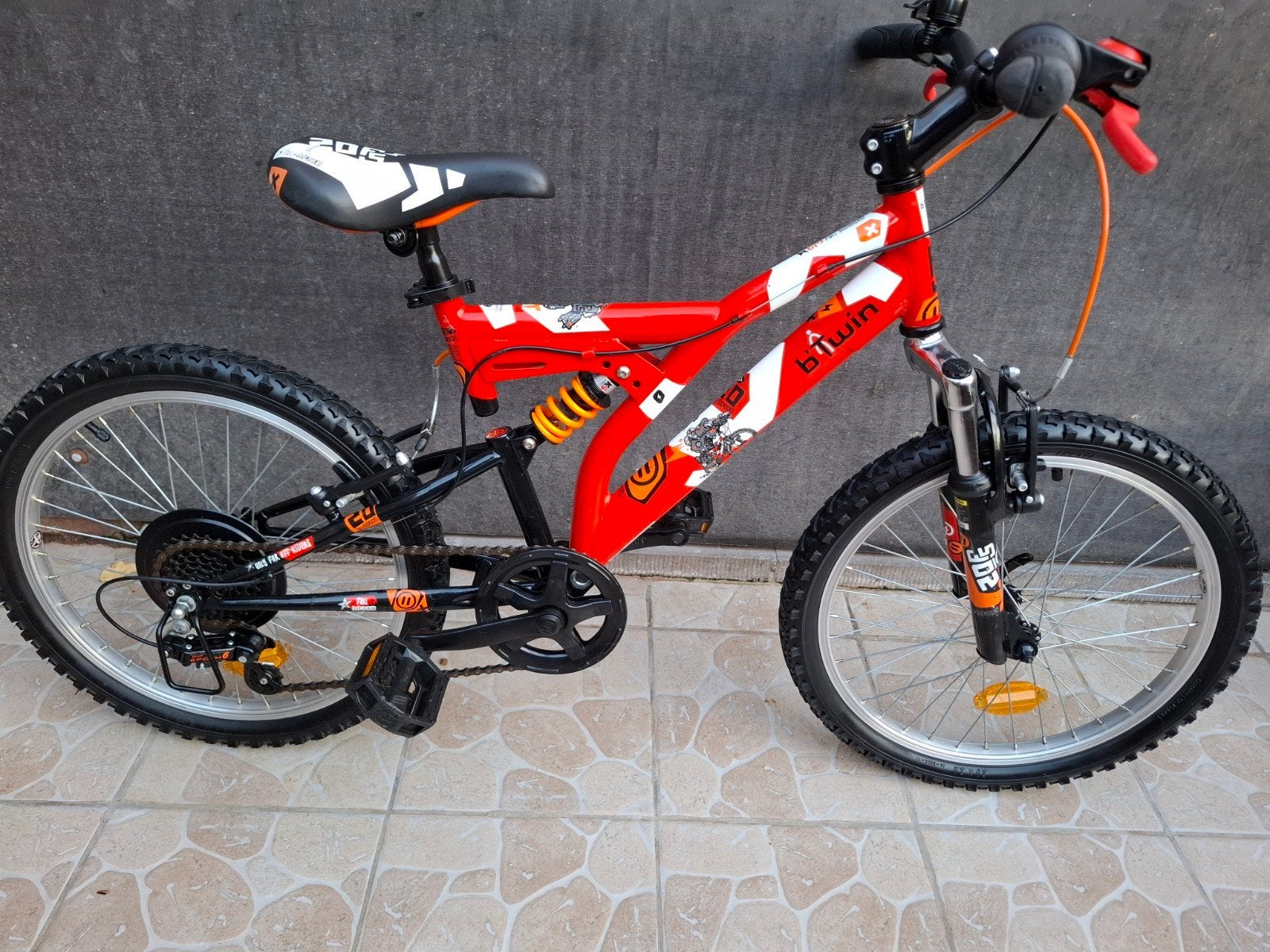 vtt 20 pouce btwin tous suspendu état neuf prêt à rouler, Vélos & Vélomoteurs, Vitesses, Comme neuf, B'twin, 20 pouces