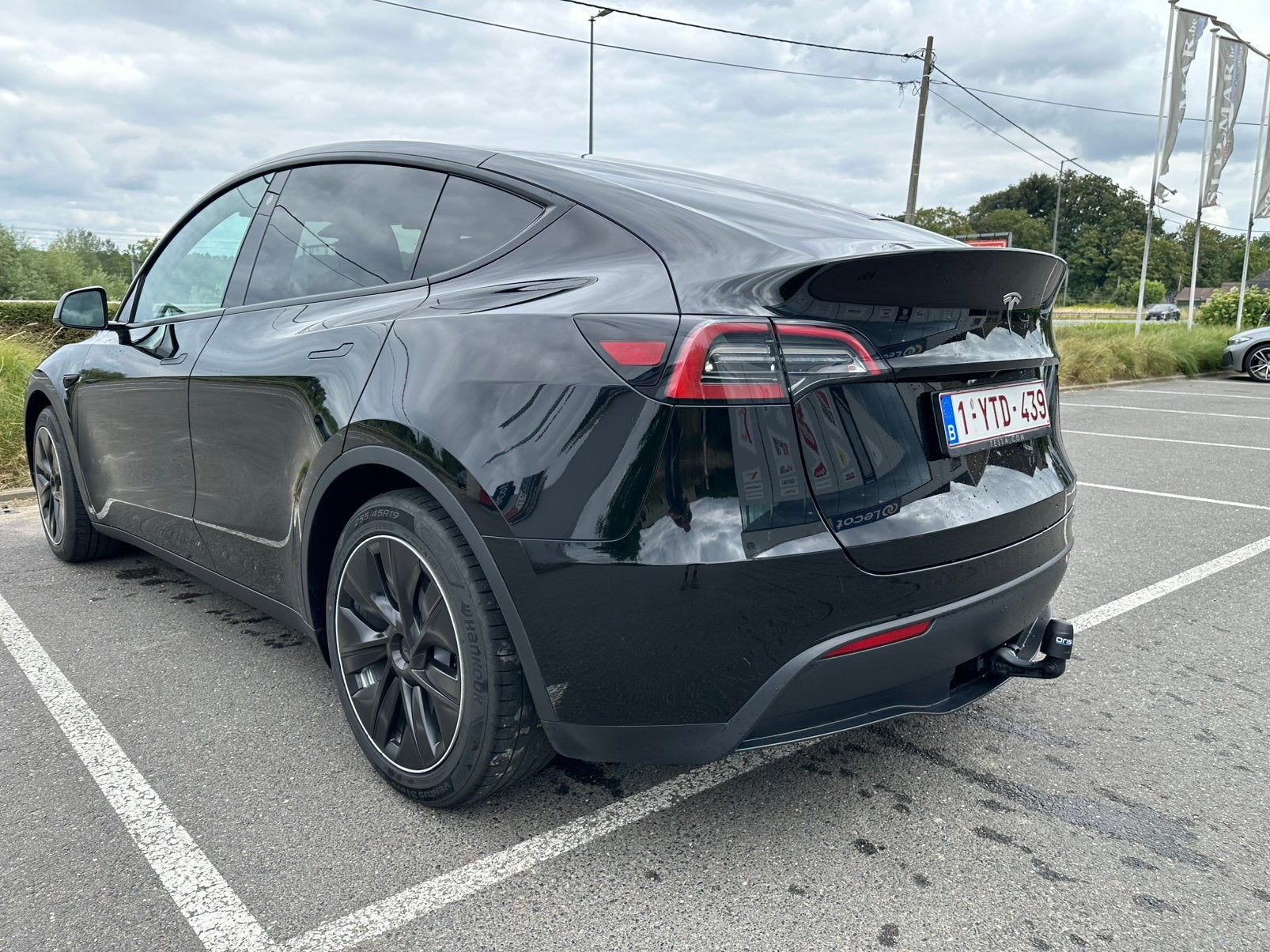 Tesla Model Y rouge, Autos, Tesla, Particulier, Model Y, Attache-remorque, Électrique, Noir, Enlèvement
