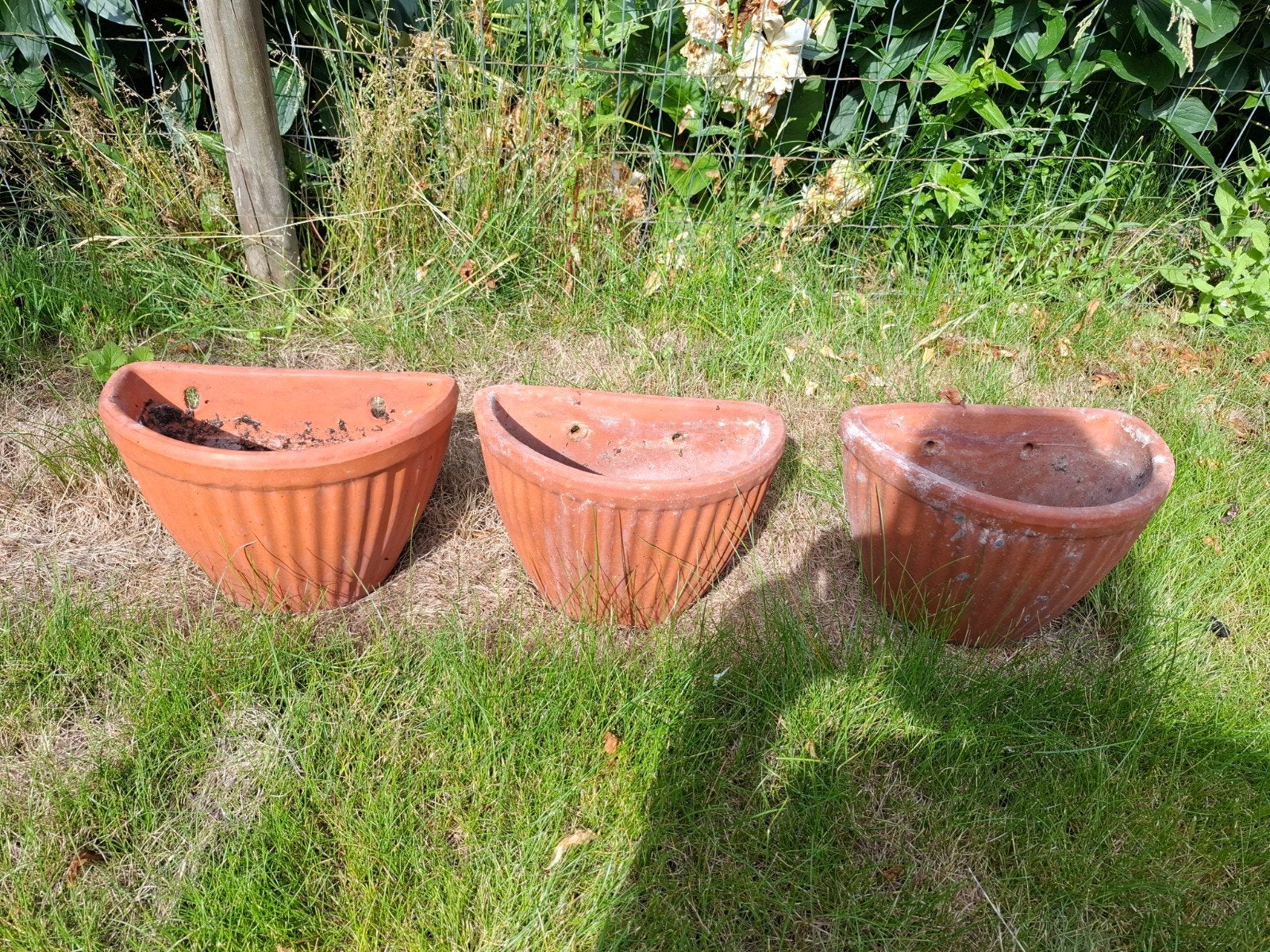3 Hangbloembakken in terracotta, Ophalen, Terracotta