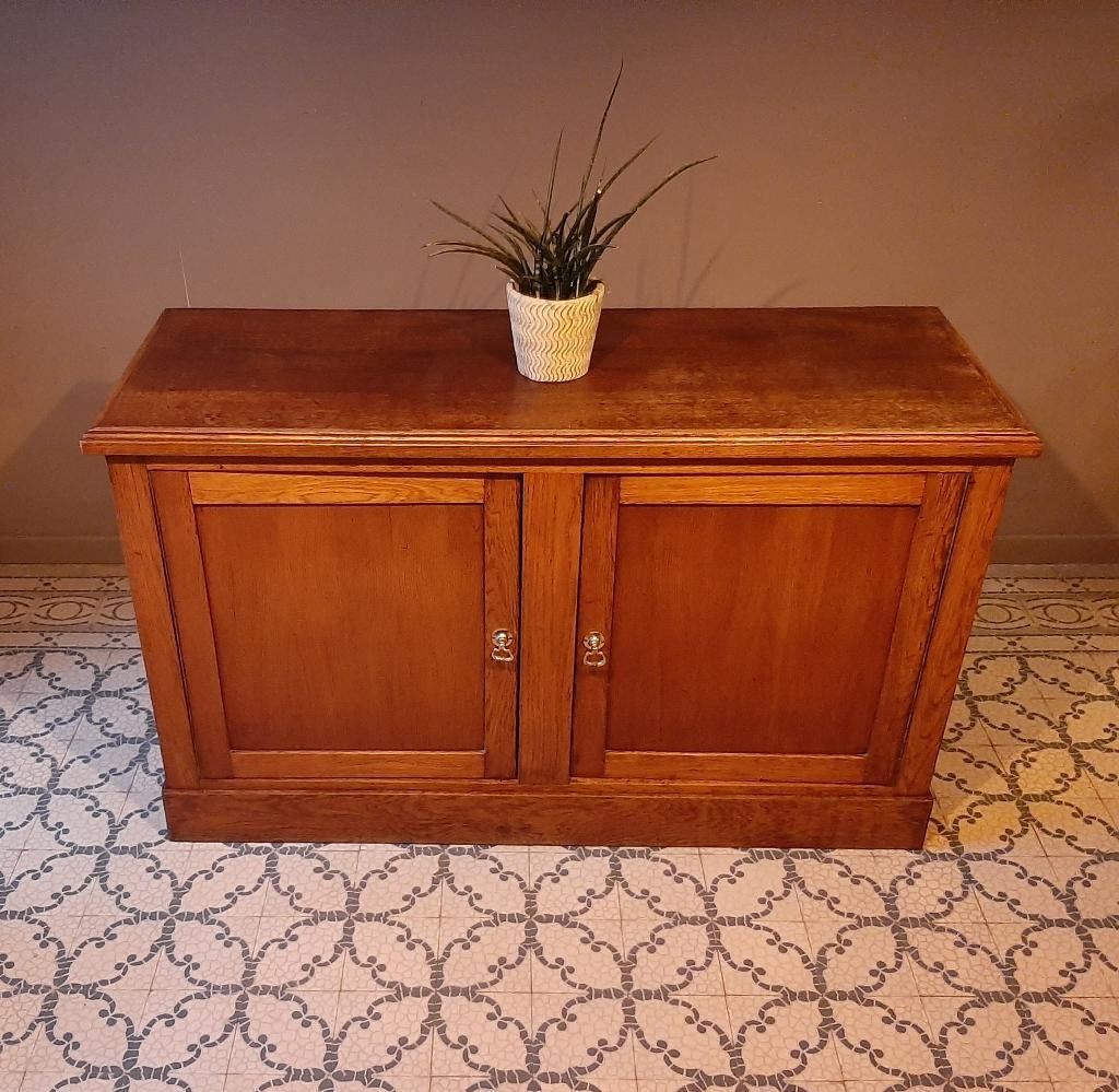 Kast - dressoir of lage kast, Huis en Inrichting, Ophalen of Verzenden, Zo goed als nieuw, Eikenhout, Met deur(en)