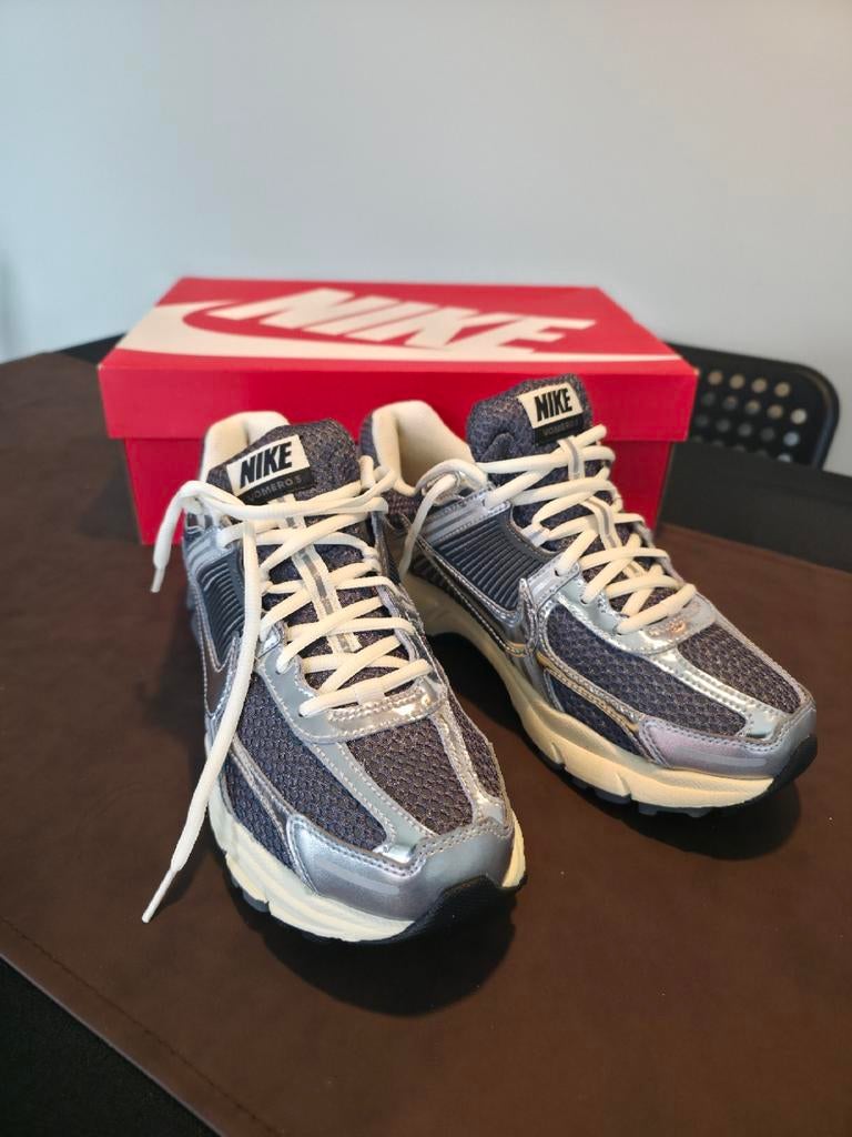 NIKE ZOOM VOMERO 5

IRON GREY, Kleding | Heren, Schoenen, Ophalen
