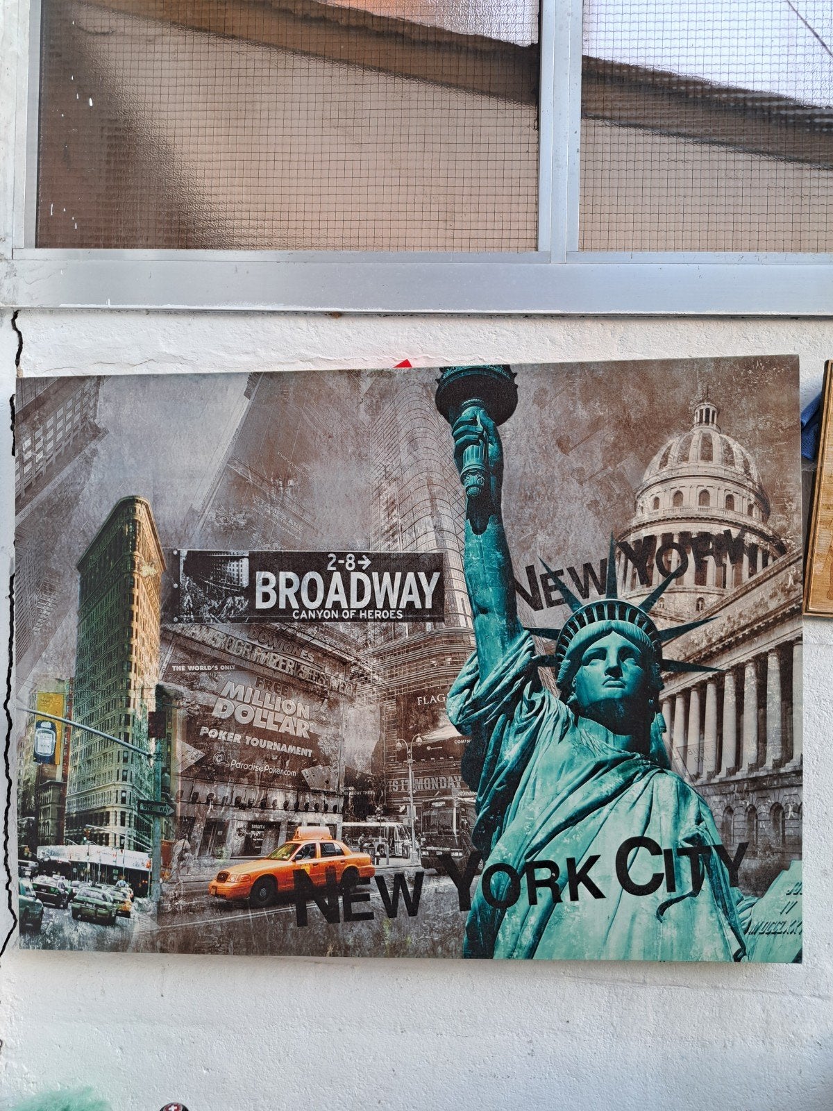 een decoratief canvas dat een collage van New York Ave voors