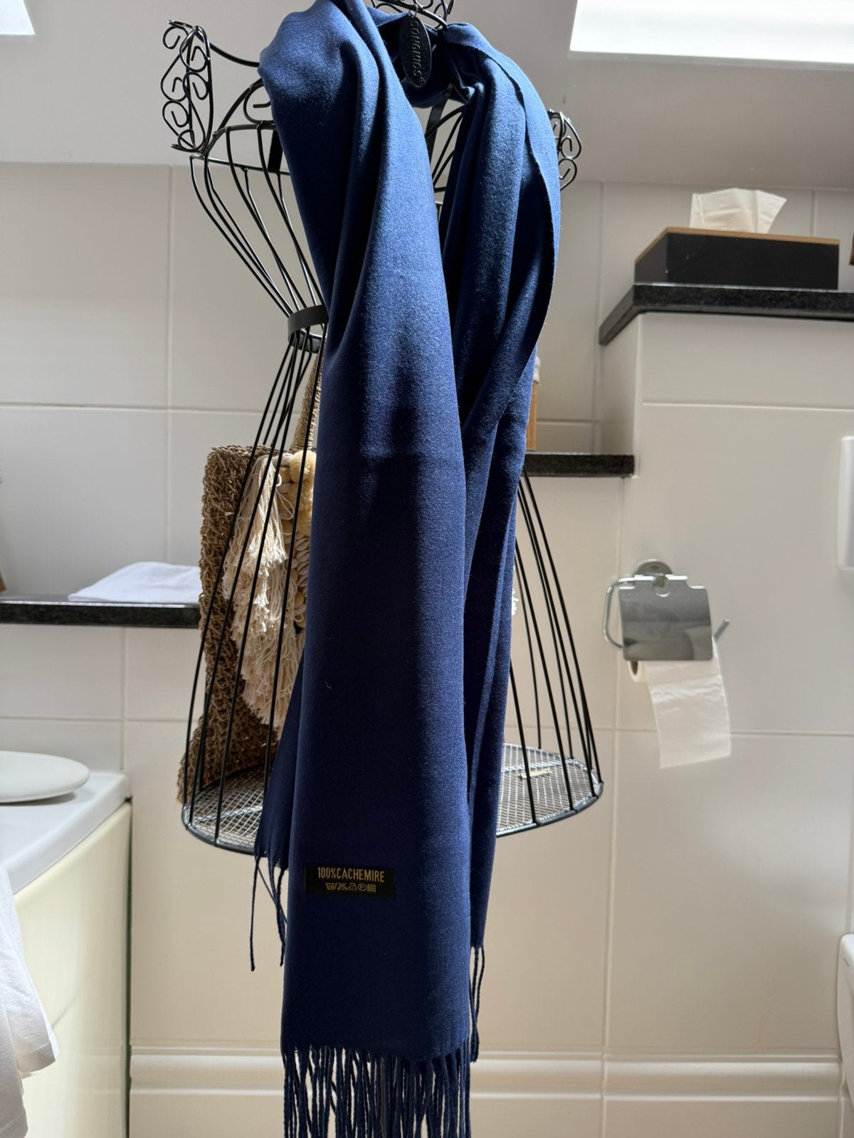 Echarpes neuves Bleu marine et Blanc cassé 100% Cashmire, Vêtements | Femmes, Bonnets, Écharpes & Gants, Enlèvement ou Envoi, Neuf