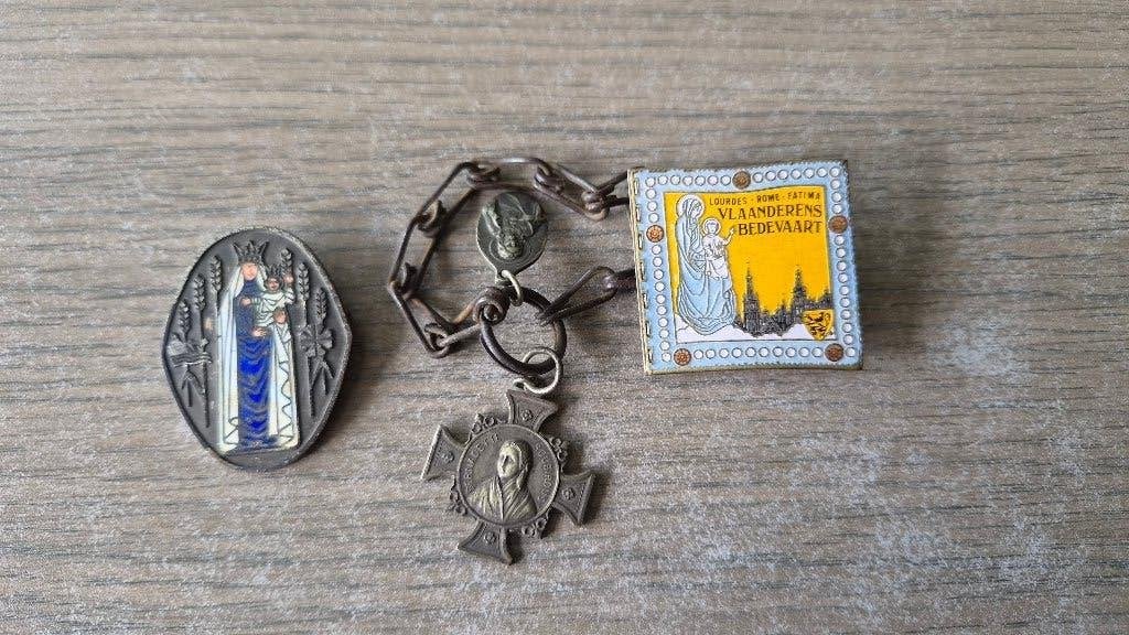 Antieke ketting met bedevaartspeldjes, jaren 40, Bijoux, Sacs & Beauté, Enlèvement ou Envoi, Autres matériaux, Collier