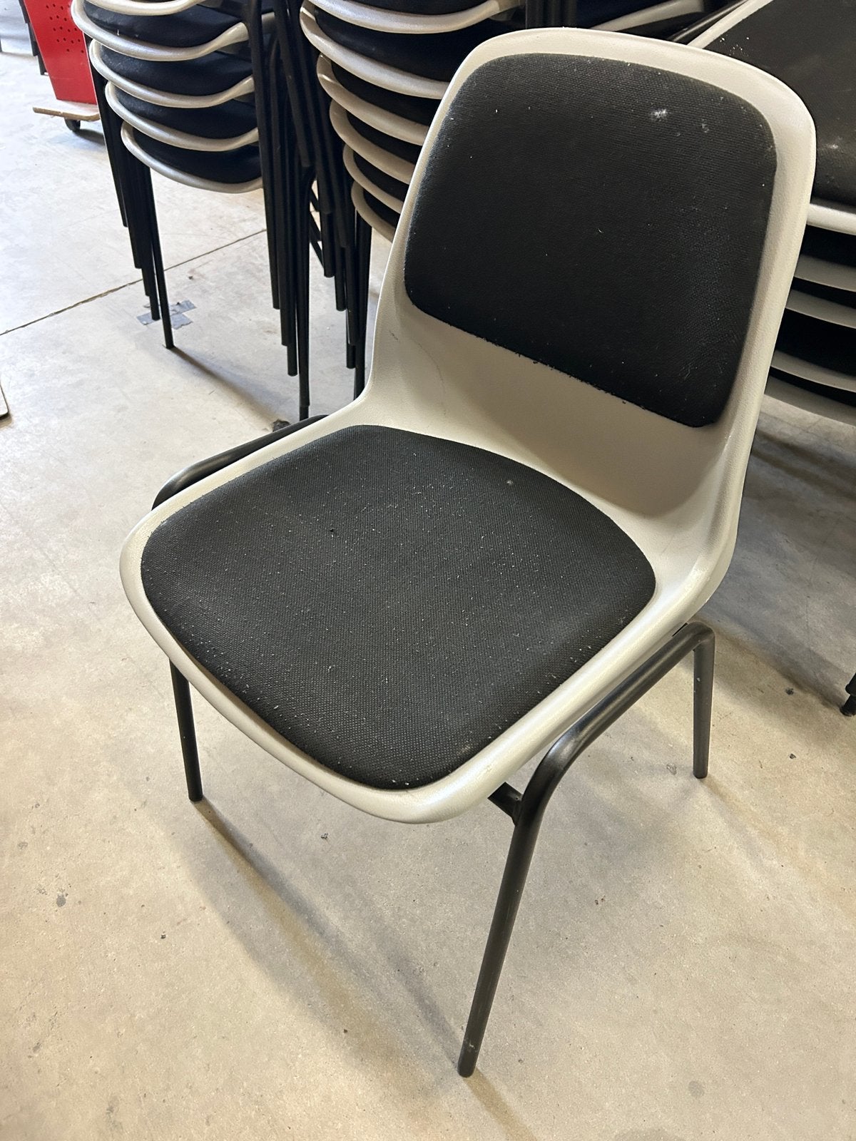 Stock 20 CHAISES DE COLLECTIVITÉ / CONFÉRENCE –, Enlèvement, Utilisé, Gris, Plastique