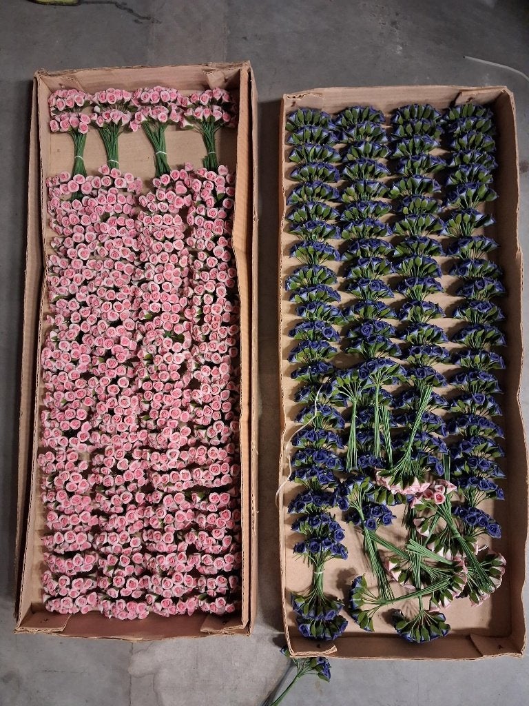 Deux cages grillagées avec fleurs artificielles, Enlèvement