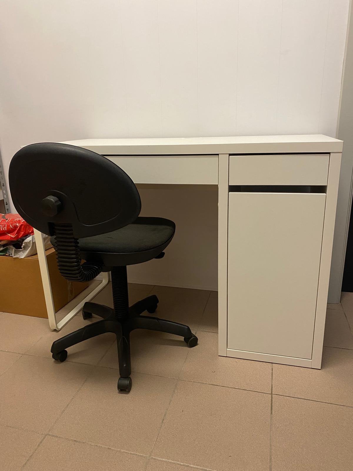 Bureau met stoel, Ophalen, Zo goed als nieuw