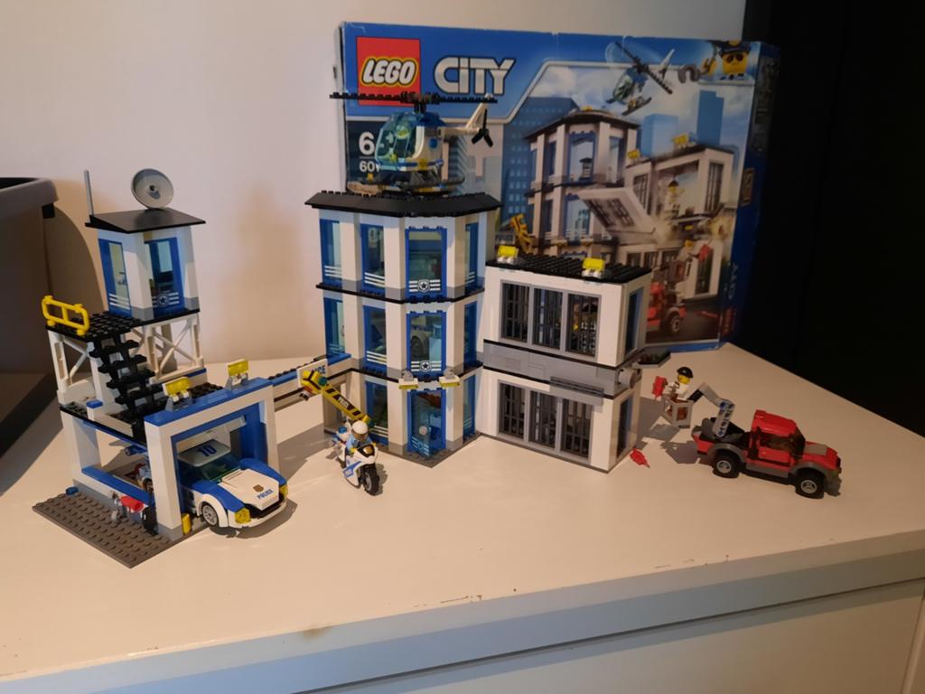 Lego politiekantoor, Ophalen