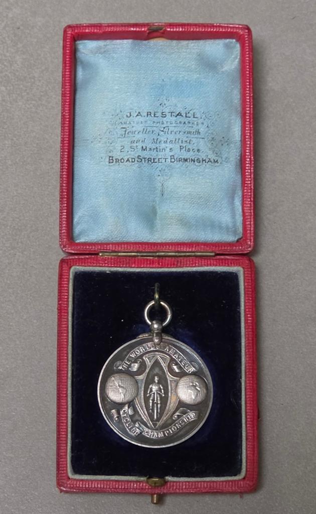 Medaille zilver 32mm WK baan wielrennen 1894 Antwerpen ICA, Postzegels en Munten, Ophalen of Verzenden, Zilver