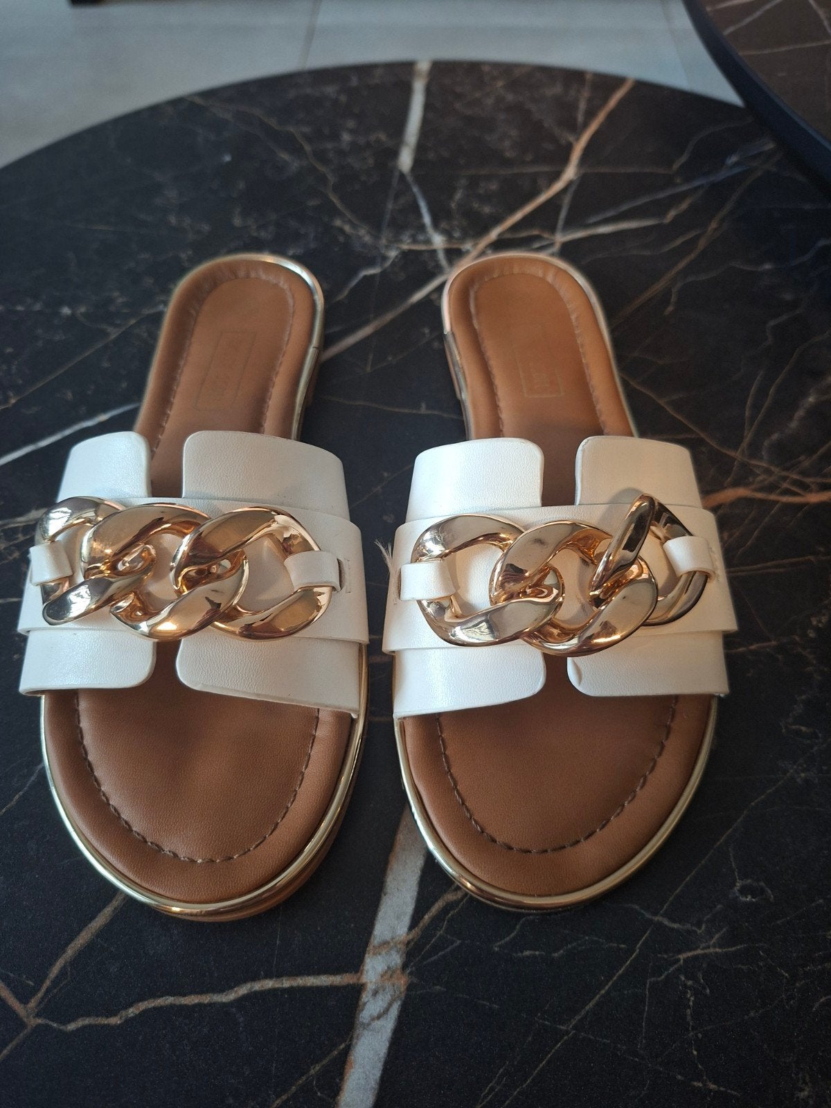 Pantoufles blanches avec chaîne dorée — Merry Scott — Taille, Comme neuf, Enlèvement, Blanc, Merry Scott