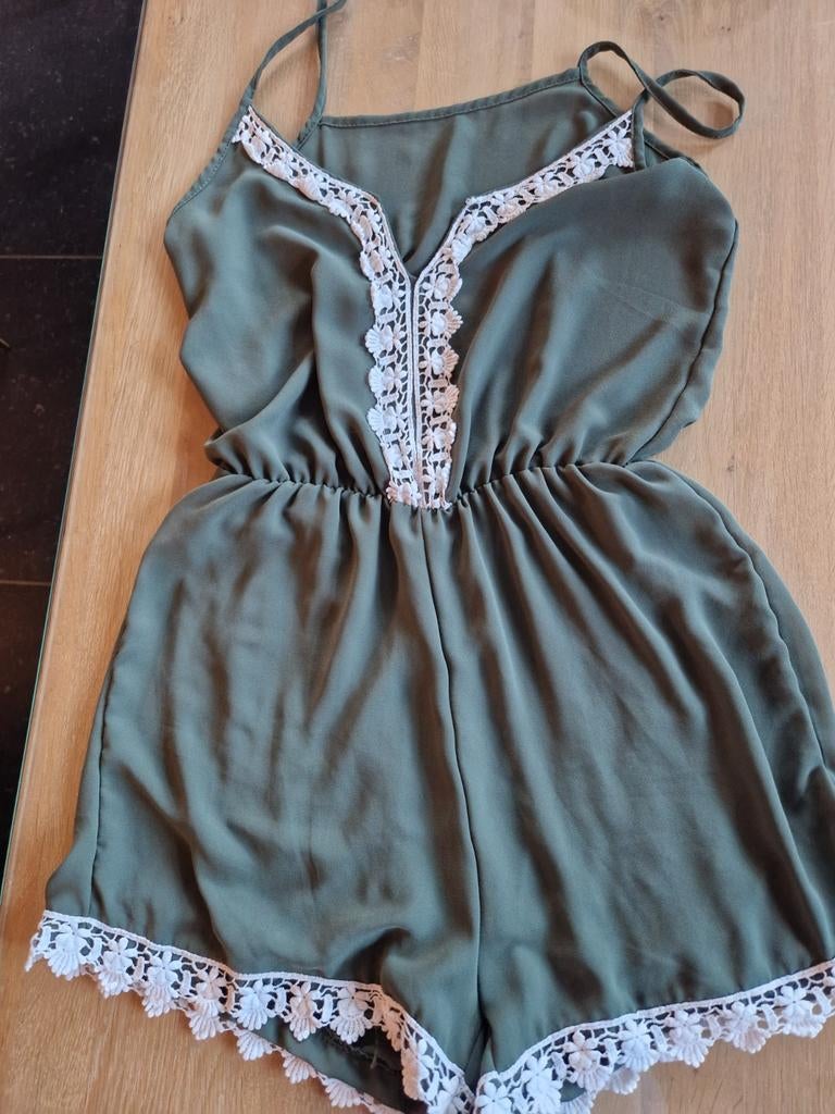 Korte jumpsuit groen met witte kant smal vermoedelijk, Kleding | Dames, Jumpsuits, Ophalen, Zo goed als nieuw, Maat 36 (S), Groen