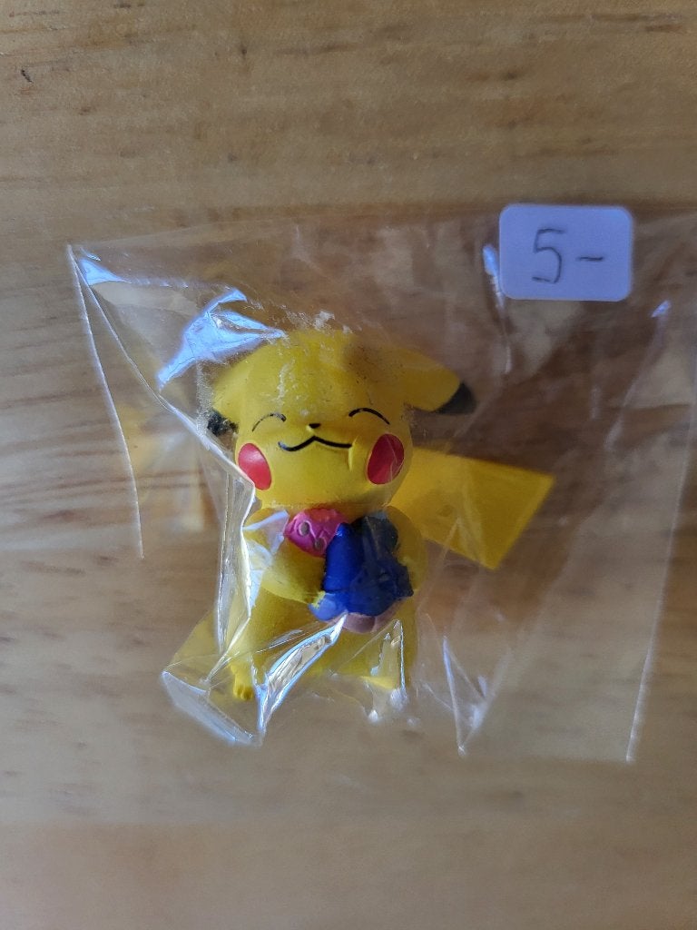 Figurine Pikachu tenant de la nourriture (TOMY) – Pokémon, Enlèvement, Autres types