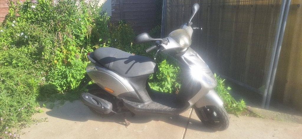 Piaggio zip 25km/h, Fietsen en Brommers, Scooters | Piaggio, Zip, Klasse A (25 km/u), Benzine, Ophalen
