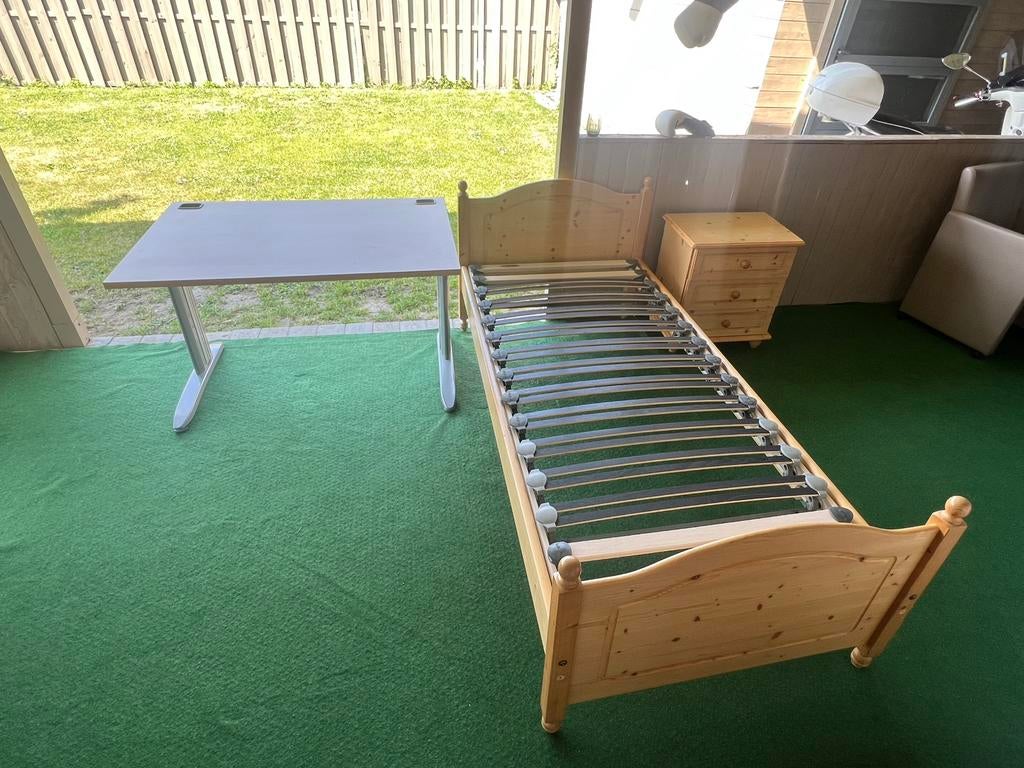 Een bed .bureau. En nachtkasje, Huis en Inrichting, Slaapkamer | Bedden, Ophalen, Zo goed als nieuw