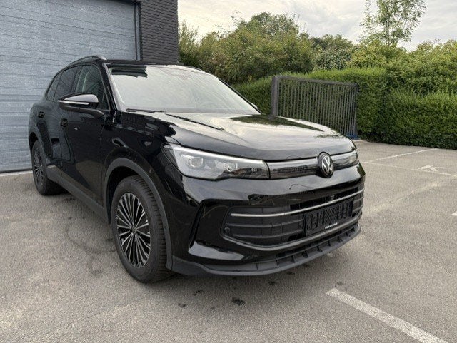 Vw Tiguan 1.5 Benzine DSG Leder Trekhaak AdapCruise 360Cam, Auto's, Dealer onderhouden, 4 cilinders, Lichtsensor, Leder en Stof