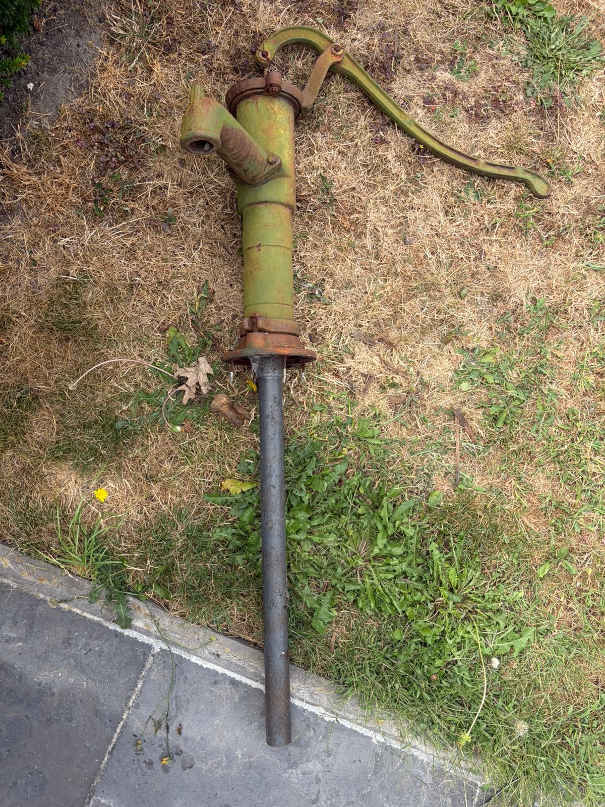 Oude gietijzeren handpomp, Ophalen, Gebruikt, Handmatig, Regentonpomp