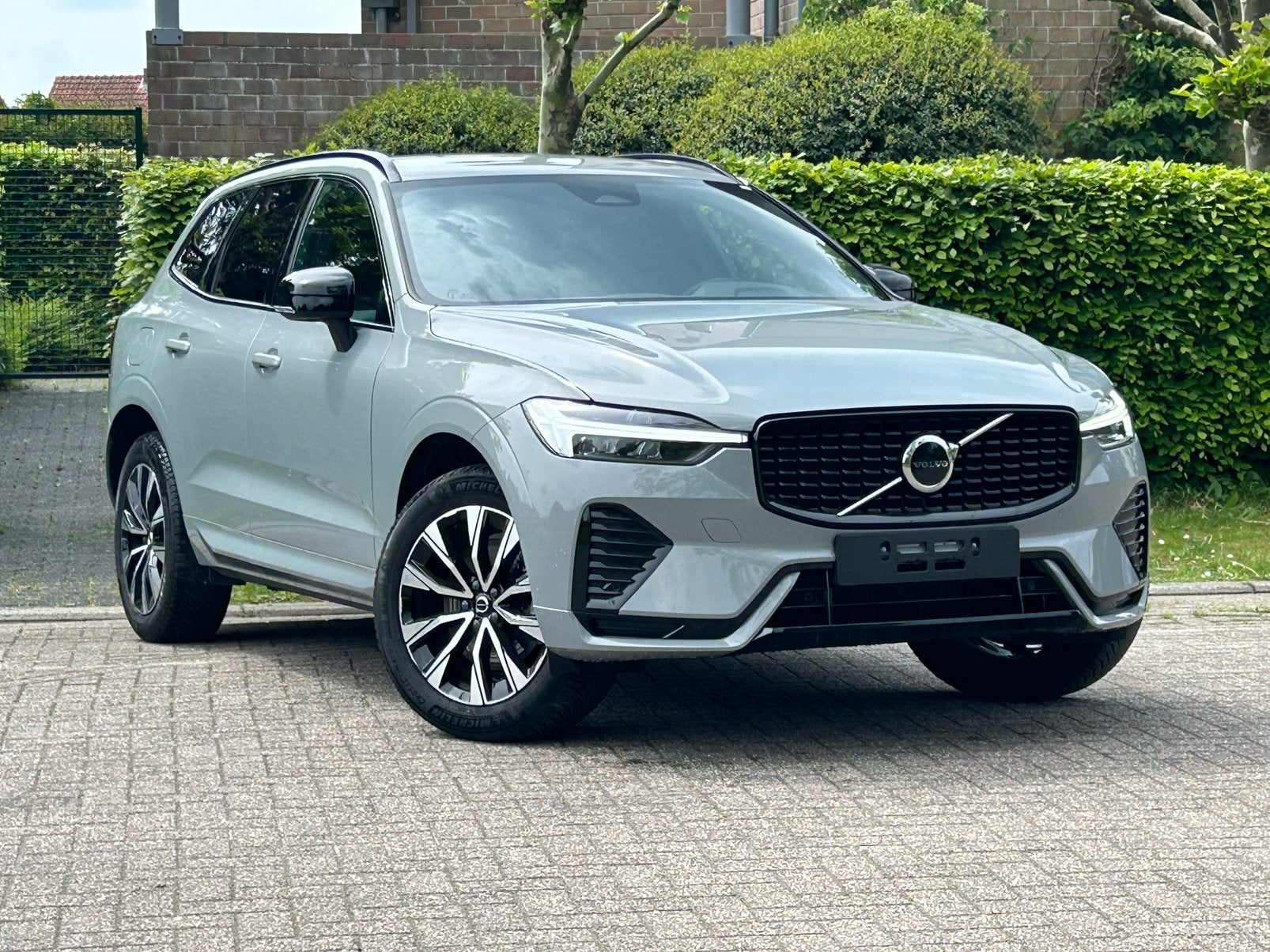VOLVO XC60 B4 mild hybrid-plus dark-nieuwstaat-garantie, Autos, Argent ou Gris, Euro 6, Entreprise, Garantie prolongée