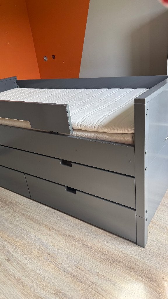 Lit Bopita gris + lit gigogne + 2 tiroirs de rangement, Huis en Inrichting, Slaapkamer | Bedden, Zo goed als nieuw, Eenpersoons