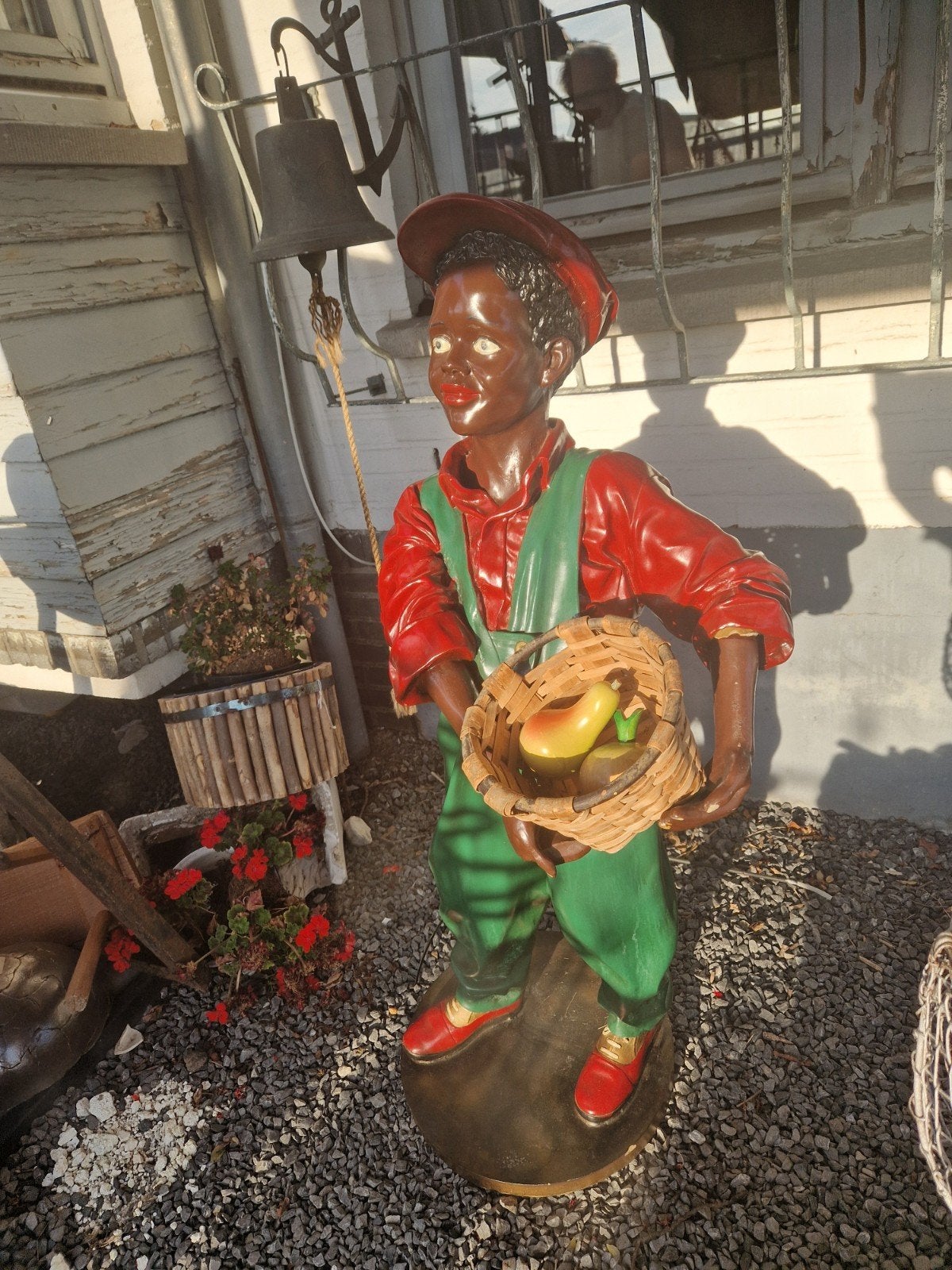 Kunstof j.man met fruitkorf 1m10cm €75 AFGEPRIJSD, Antiek en Kunst, Ophalen