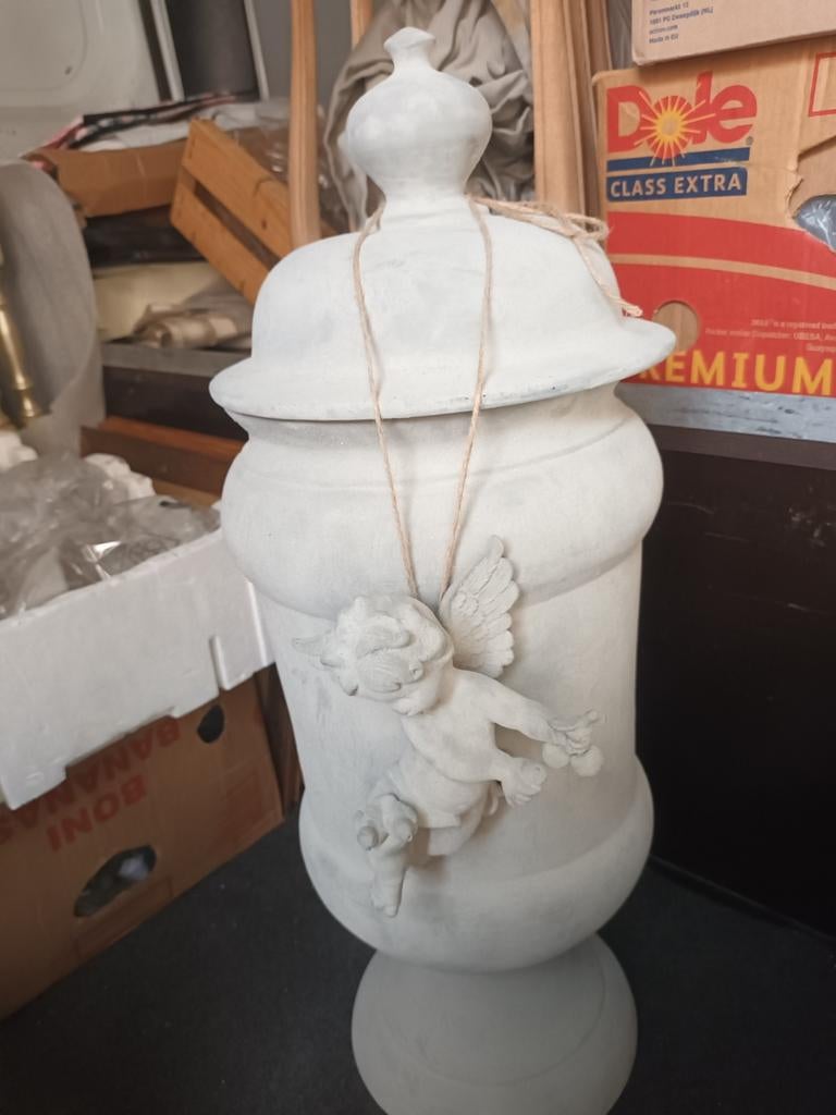 Pot met deksel en hangende engel, Tuin en Terras, Ophalen