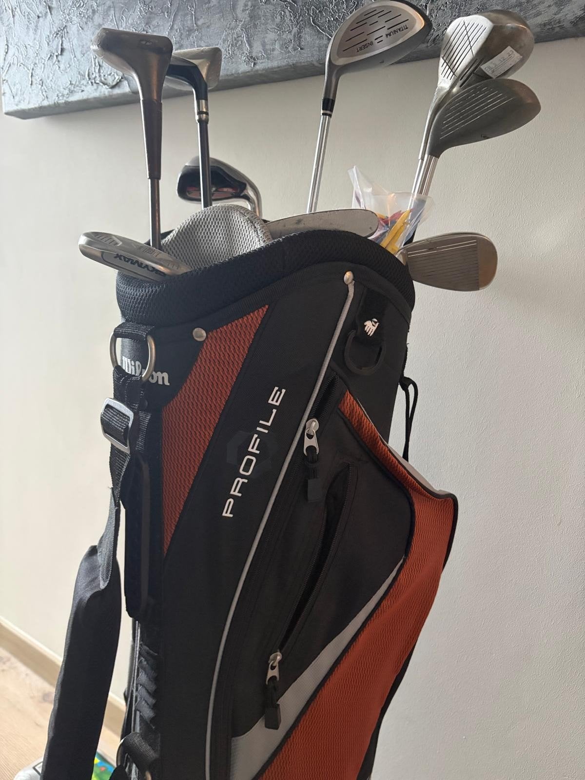 Vintage Wilson golftas + Sticks (spalding, etc) en ballen, Sport en Fitness, Golf, Ophalen, Bal(len)