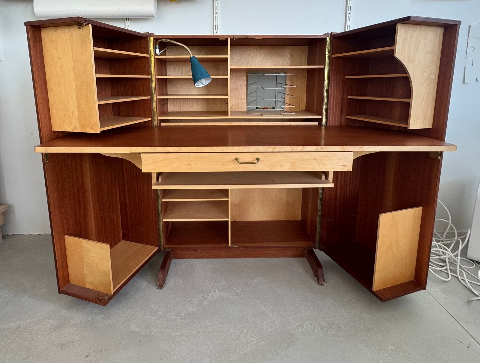 Magic box desk, Ophalen