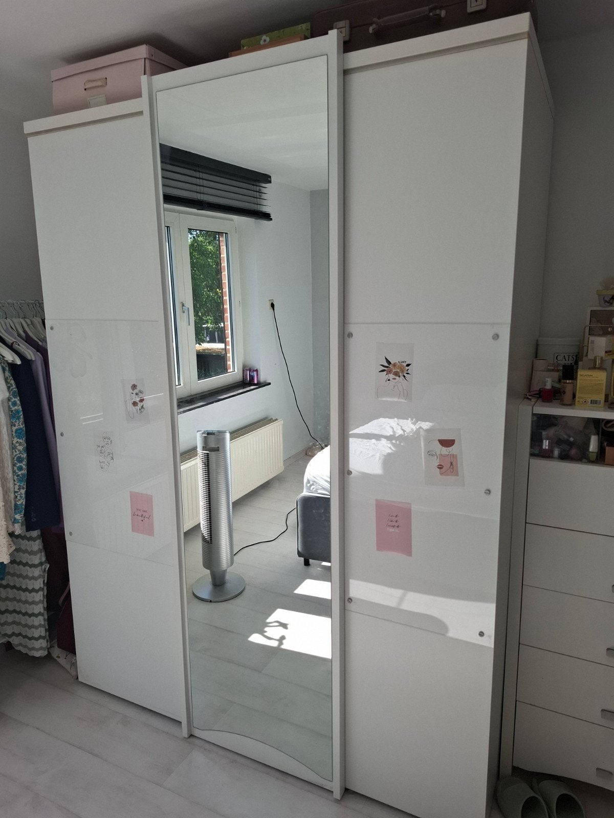 Mooie, ruime kledingkast (inloop), Huis en Inrichting, Kasten | Kleerkasten, Ophalen, Met deur(en), 200 cm of meer, Modern wit met spiegel