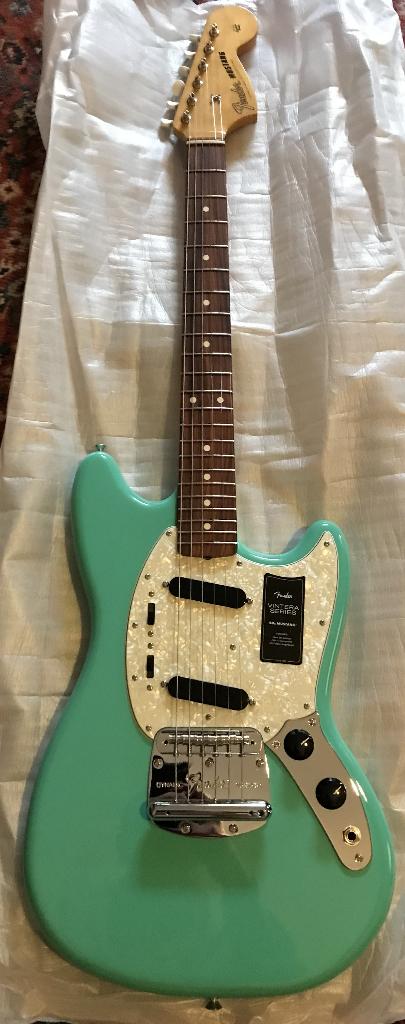 Fender Mustang Vintera SFG - 2022 - NEW, Musique & Instruments, Instruments à corde | Guitares | Électriques, Neuf, Solid body